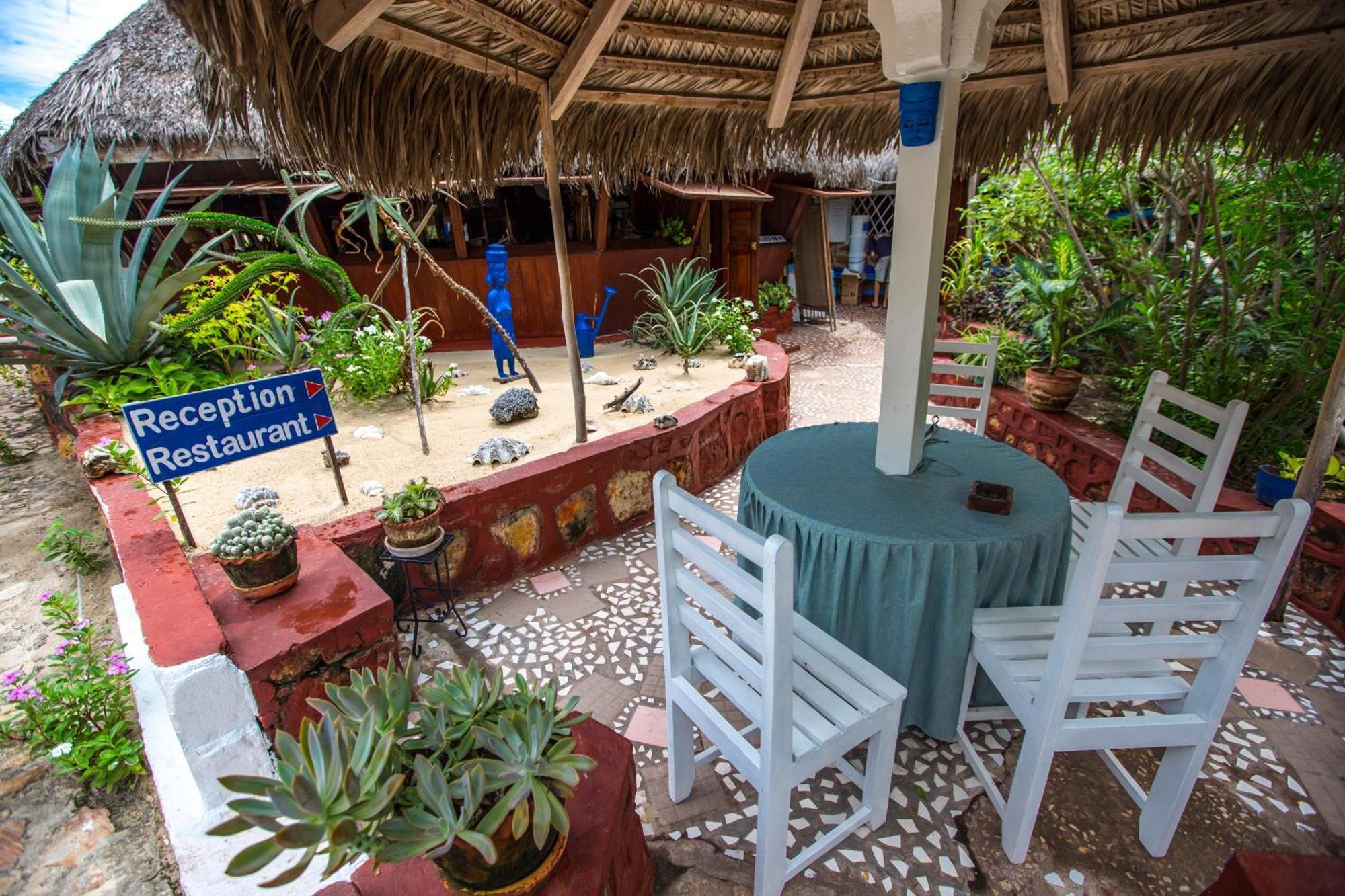 Chez Maggie Hotel & Restaurant Morondava Exteriör bild
