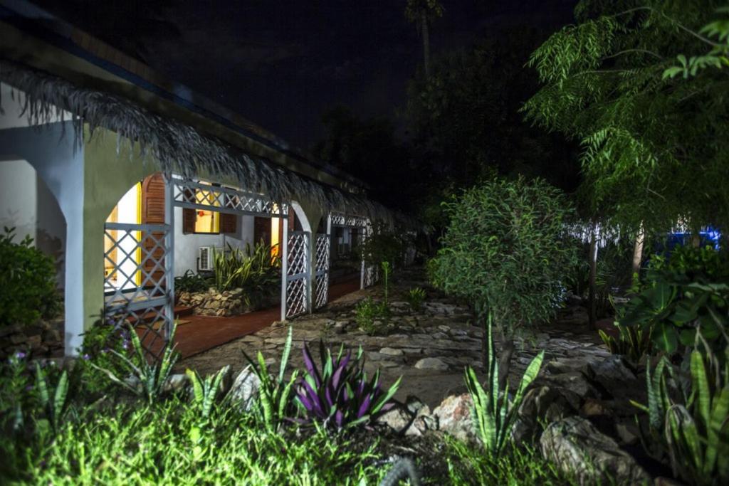 Chez Maggie Hotel & Restaurant Morondava Exteriör bild